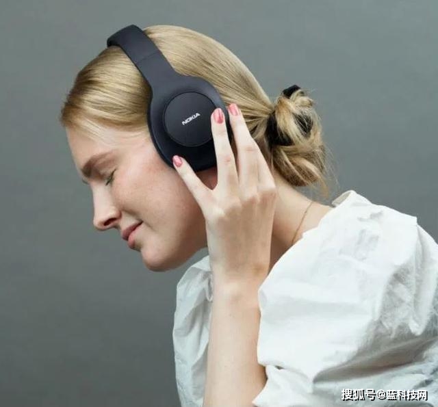 
            11月，诺基亚Essential无线耳机在全球发售