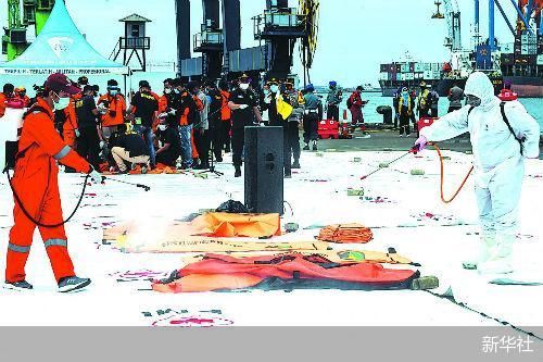 印尼打捞起失事客机部分遇难者遗体