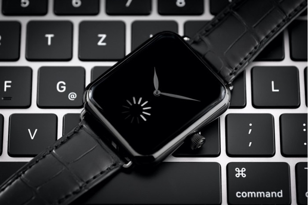 瑞士奢侈品牌推20万元机械手表：造型Copy苹果、秒针让人抓狂