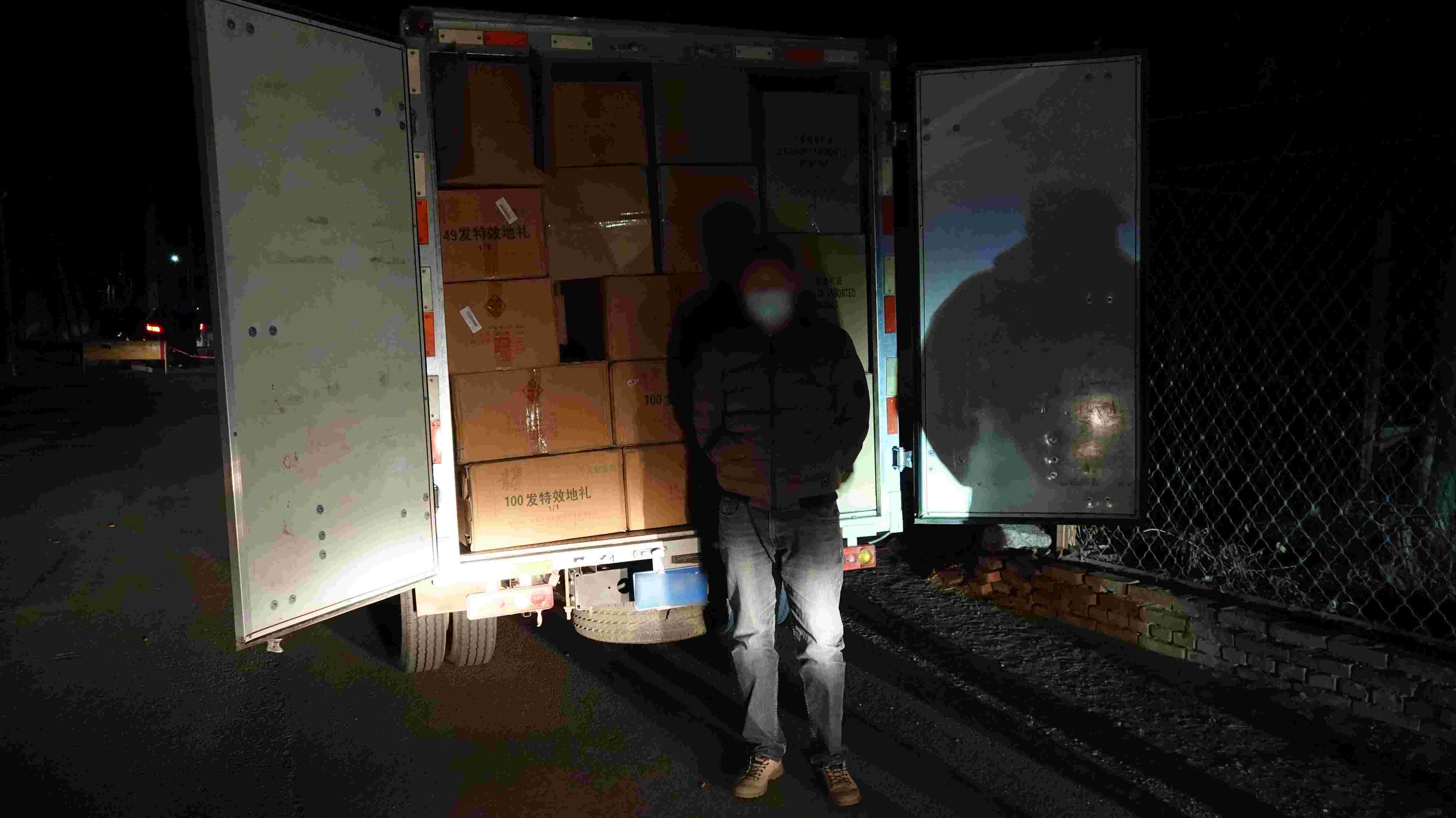 欲从天津非法运2.36吨烟花爆竹进京，男子被警方行政拘留