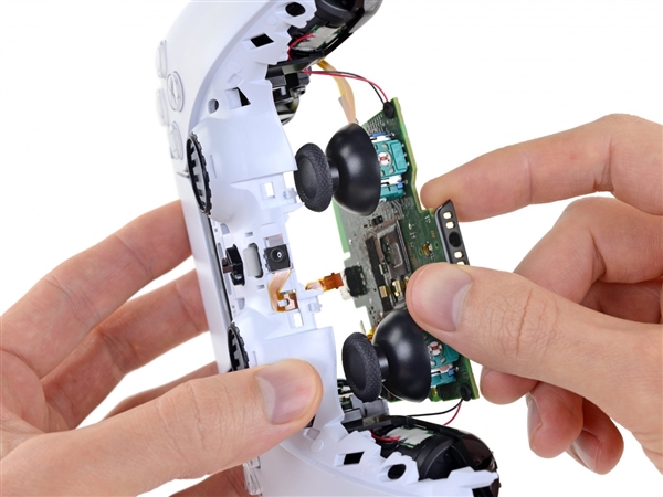 摇杆漂移频发！iFixit拆解PS5手柄：耐用性一般且不易修理