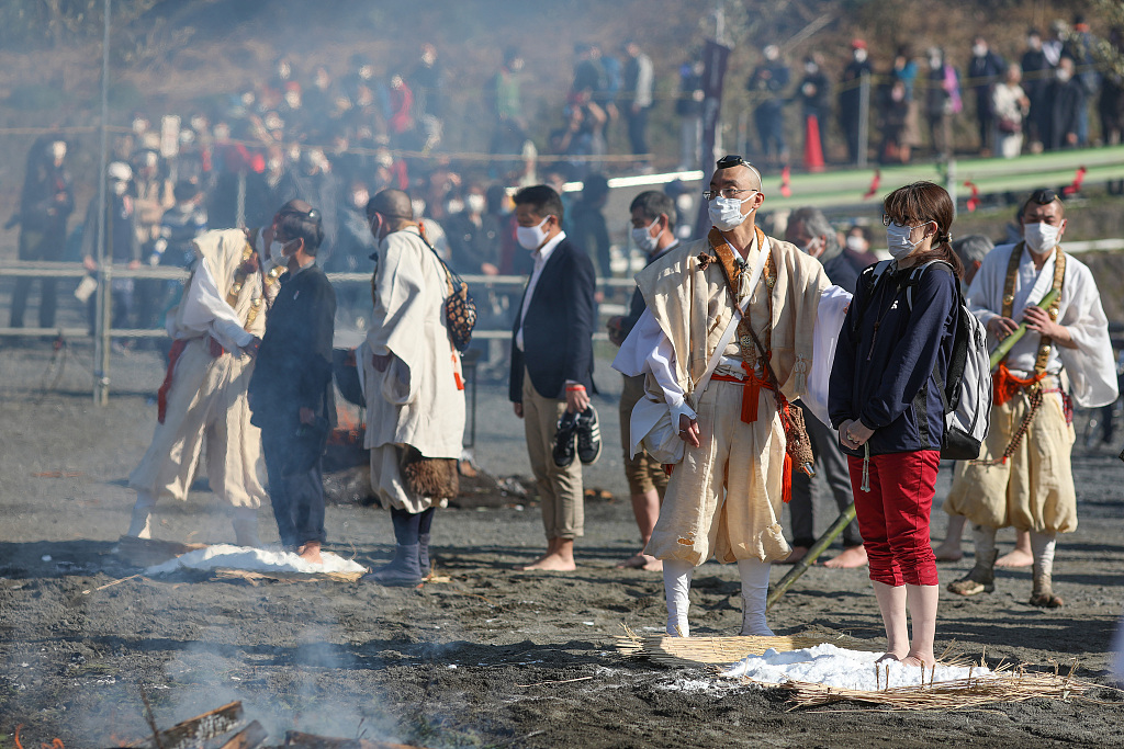 日本八王子市庆祝走火节 民众赤脚过火堆祈祷好运