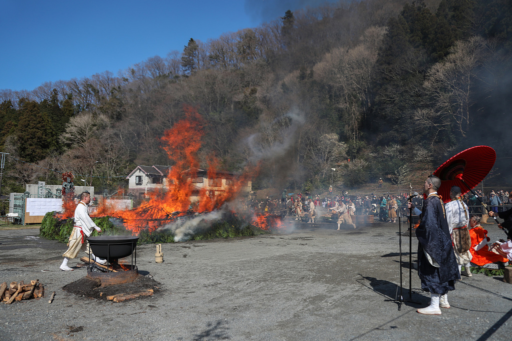 日本八王子市庆祝走火节 民众赤脚过火堆祈祷好运