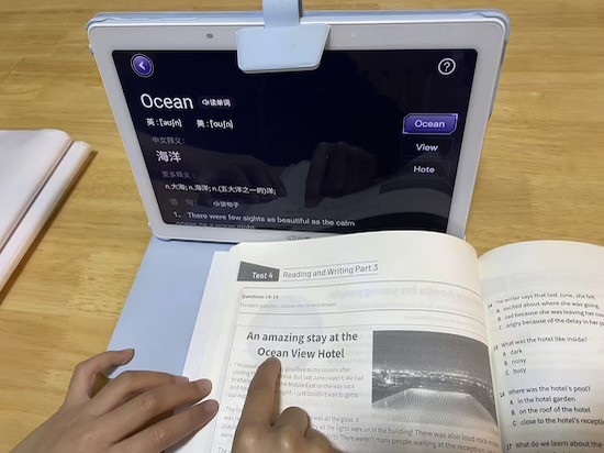 四年级学生亲自体验测评小度智能学习平板：AI助学好帮手