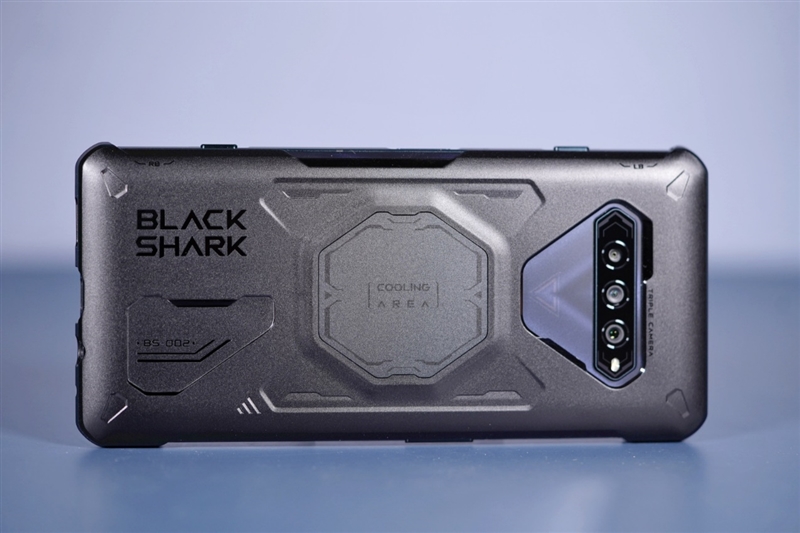 自带“固态”速度直逼3Gbps！黑鲨4 Pro评测：磁动力升降肩键游戏超神