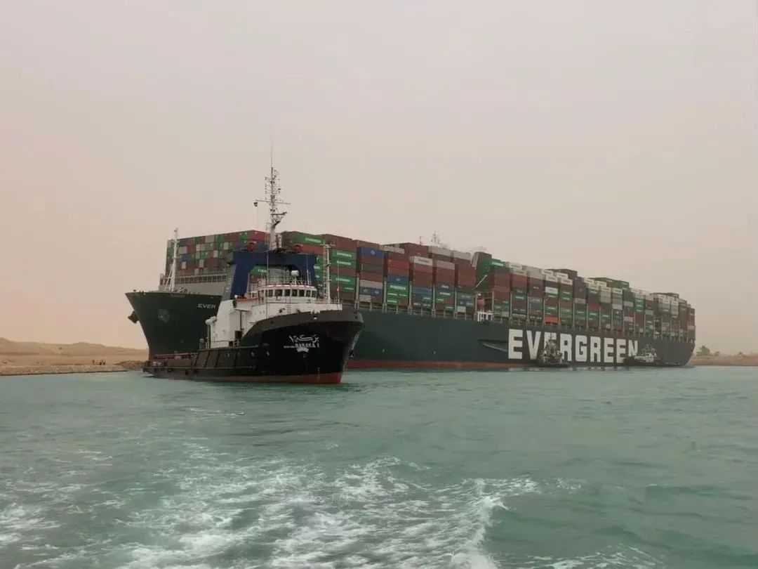 苏伊士运河巨轮脱困失败！日本船东道歉，至少赔9个亿！油价、铝价、海运价疯涨