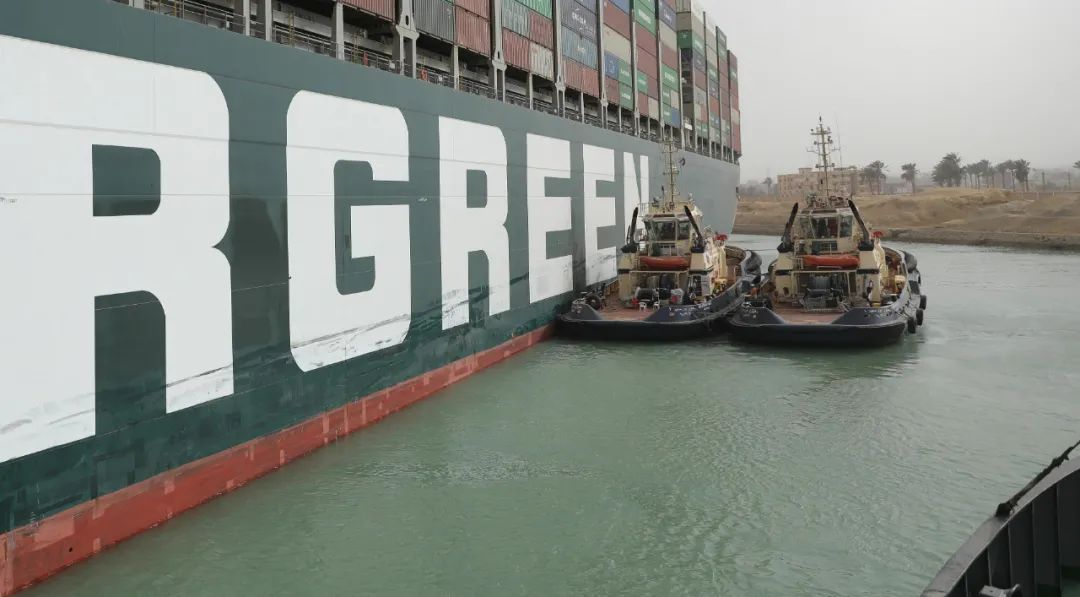 苏伊士运河巨轮脱困失败！日本船东道歉，至少赔9个亿！油价、铝价、海运价疯涨