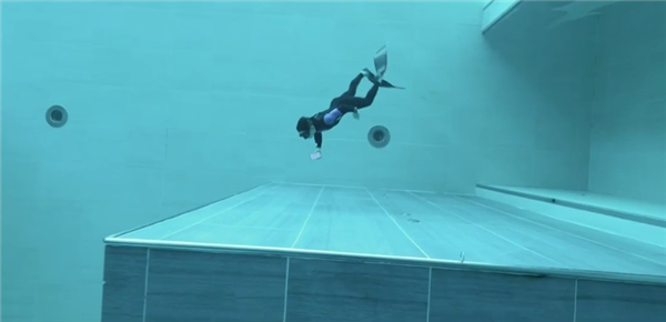 小米11 Pro挑战世界最深泳池：42米水底安然无恙
