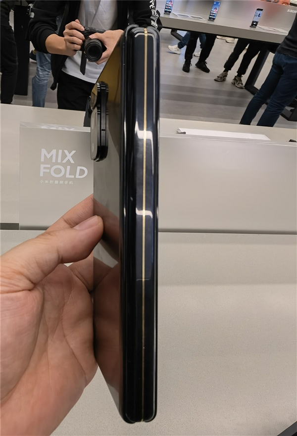 小米MIX FOLD 1.3万元陶瓷特别版上手：折叠屏终堪大用
