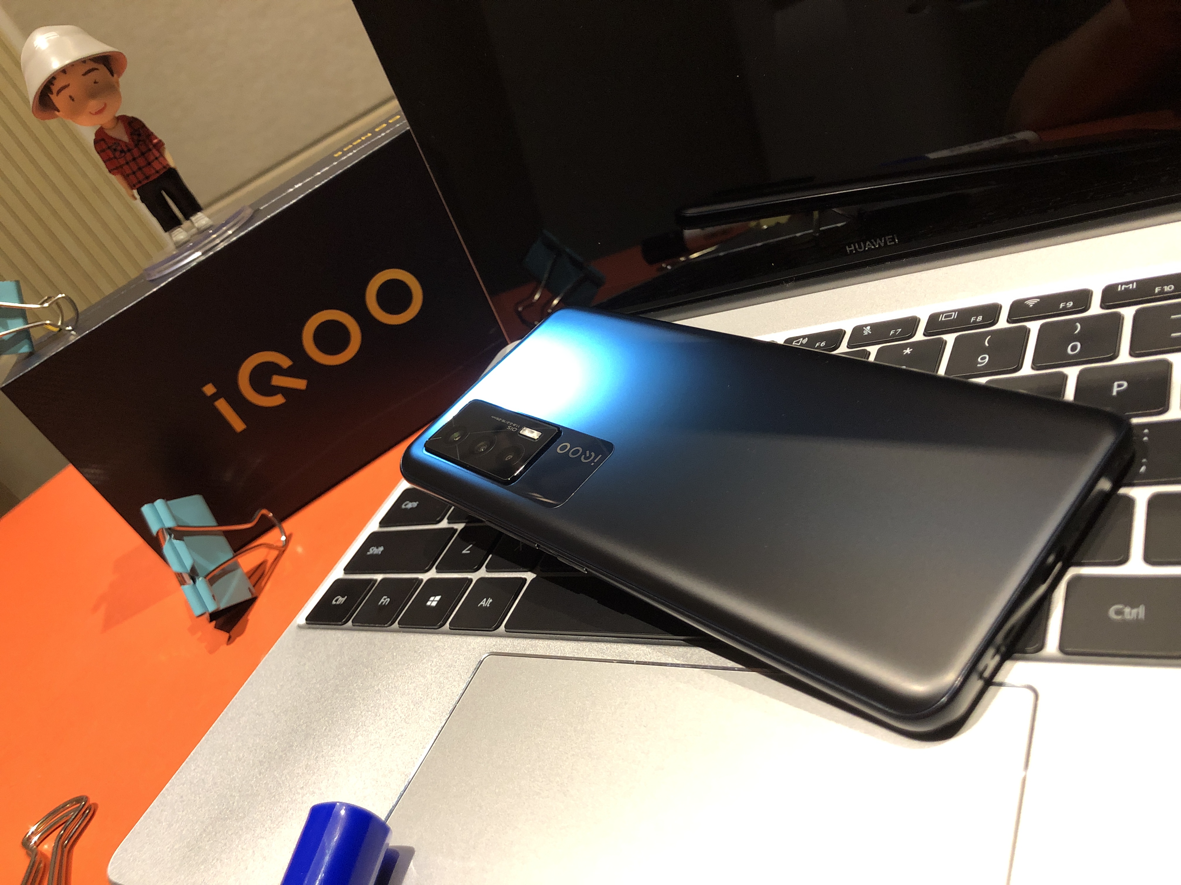
            iQOO Neo5上手体验：两个“实力派”加一个“偶像派”