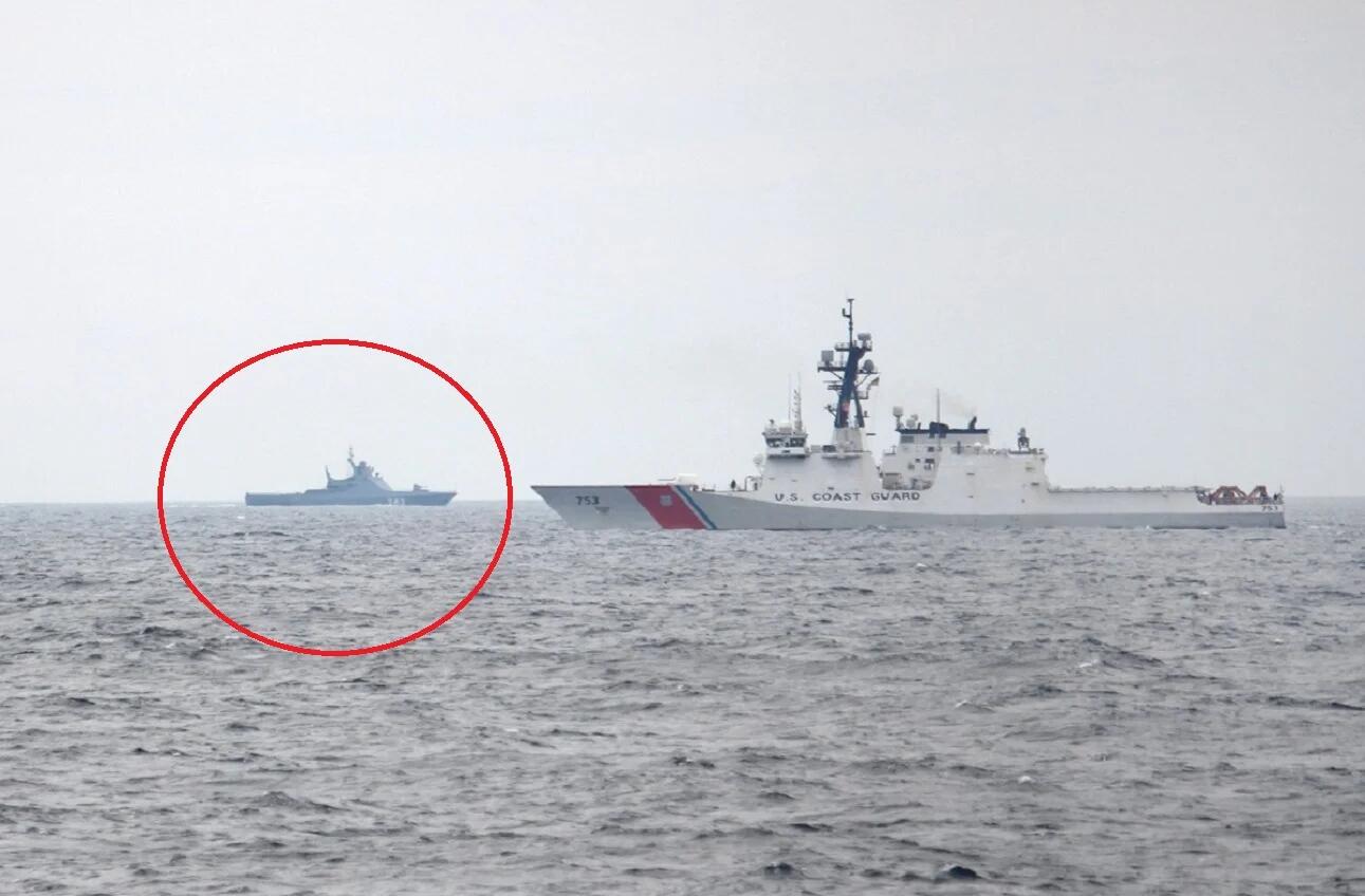 现场曝光！美俄战舰在黑海近距离相遇，俄舰紧盯美舰一举一动