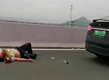 台州一特斯拉撞伤两交警：一名伤势较重，司机已被控制