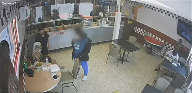 美国一14岁女孩抱着一名新生女婴走进餐厅将其递给顾客后逃离