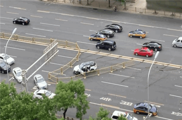 北京一蔚来ES8车祸撞护栏！官方通报：驾驶员操作失误