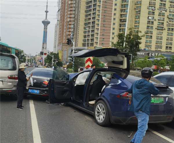 南京一特斯拉失控连撞4车 司机称“车辆自动加速”
