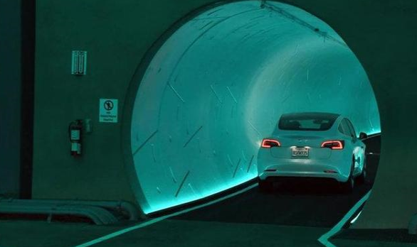 马斯克“汽车隧道”体验：被吐槽是单轨小火车