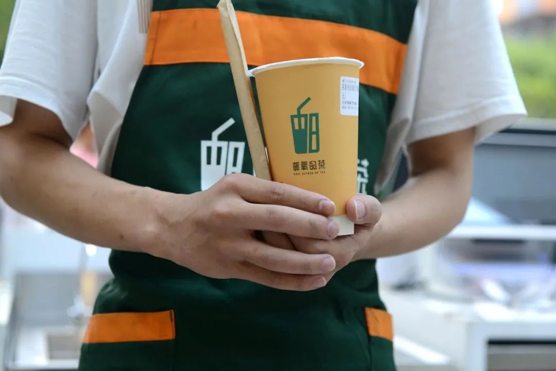 中国邮政竟然卖起奶茶，7元一杯门店大排长龙！网友：包邮吗？奈雪的茶也传来大消息