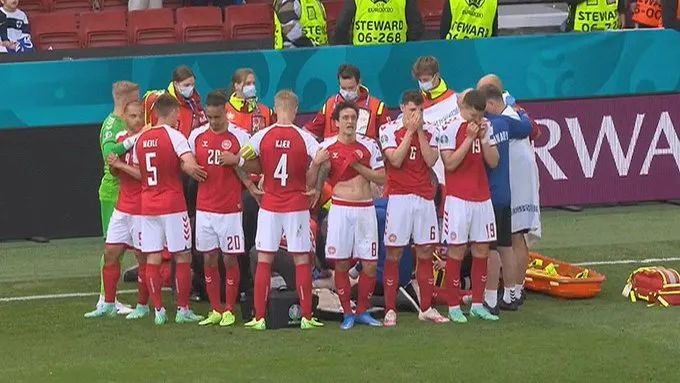 欧洲杯揪心一幕！丹麦球星突然倒地，队医紧急心肺复苏，比赛推迟！最新情况…