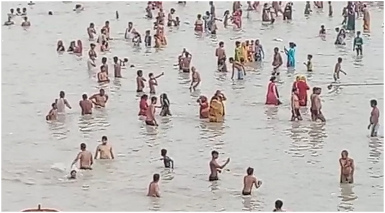数百名印度人无视防疫准则赴恒河圣浴，印度网友：“我们不汲取教训，活该受罪”