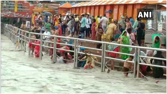 数百名印度人无视防疫准则赴恒河圣浴，印度网友：“我们不汲取教训，活该受罪”
