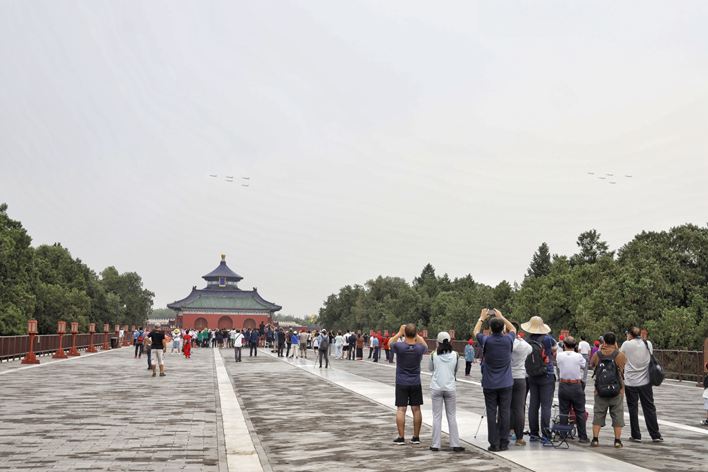 庆祝中国共产党成立100周年大会隆重举行，市民观看拍摄空中梯队飞越！