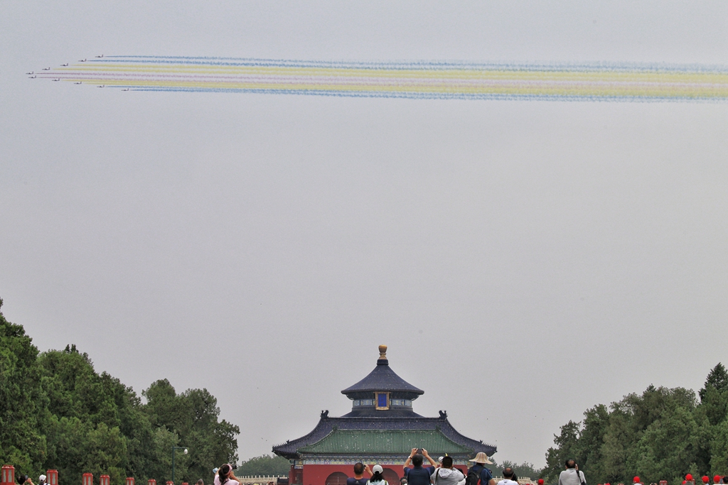 庆祝中国共产党成立100周年大会隆重举行，市民观看拍摄空中梯队飞越！