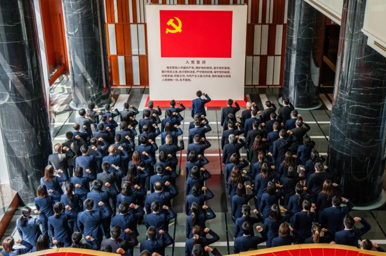 上海银行热烈庆祝中国共产党成立一百周年 隆重举行百名党员集体宣誓仪式