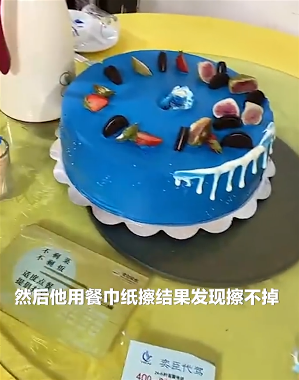 网红蛋糕吃完牙变蓝 手上洗都洗不掉 网友：还以为是油漆