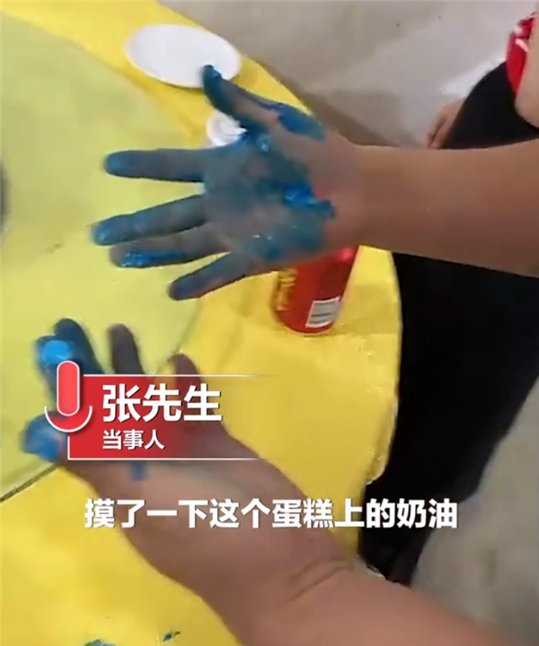 网红蛋糕吃完牙变蓝 手上洗都洗不掉 网友：还以为是油漆