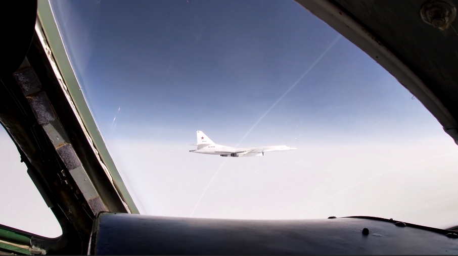 俄军图-160、图-95MS战略轰炸机飞行4000公里，发射巡航导弹准确打击北极目标