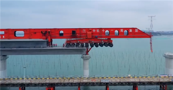 自主研制！世界首台千吨级架桥机“昆仑号”完成海上铺架