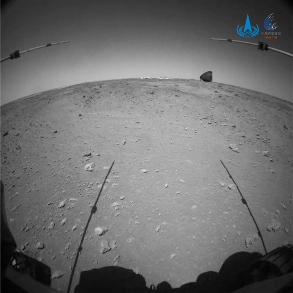 中国火星照上新！“祝融号”近距离“看”降落伞与背罩