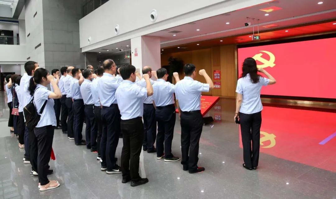 济宁银行参观庆祝中国共产党成立100周年主题展览和档案文献巡展
