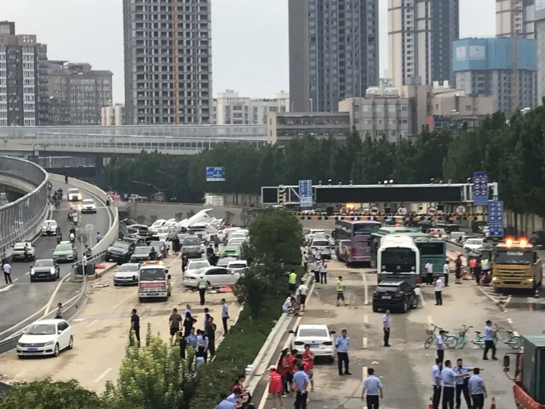 郑州京广隧道排水现场：被淹汽车露出水面，数十辆车堆叠在路面
