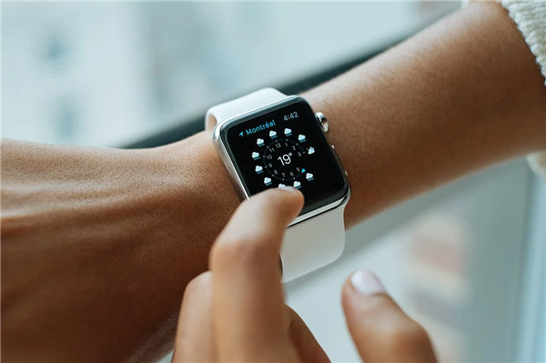 抢先小米手环！Apple Watch上线微信支付功能：不用带手机了