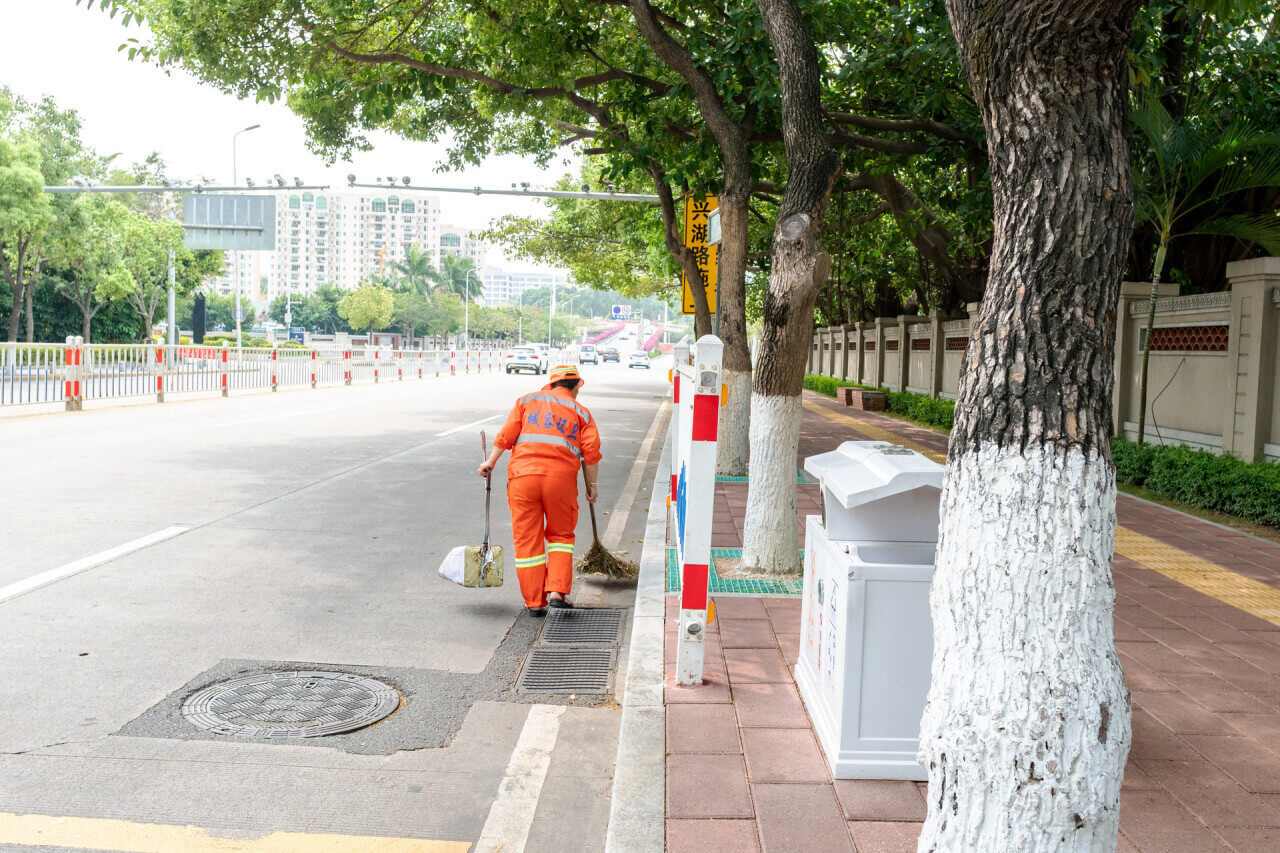 靠“扫大街”赚出百亿身价，成功把公司做上市：中国最强清洁工的扫街传奇