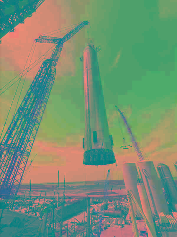 马斯克再破纪录！120米史上最高火箭组装完毕