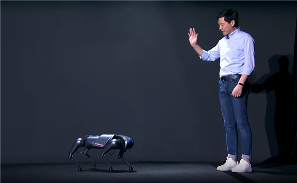 小米第一代仿生四足机器人CyberDog亮相：命名“铁蛋”