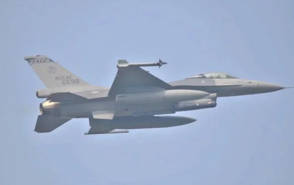 台媒：F-16V战机升空变“敞篷”疑人为因素，飞行员暂停飞接受调查