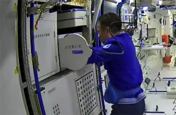 太棒了！中国航天员完成太空离心机组装 网友：一共分三步