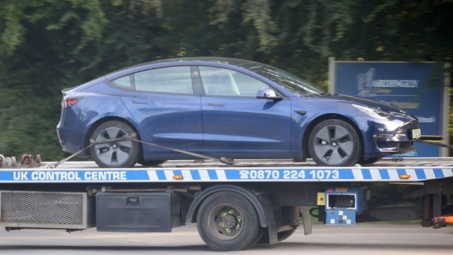 特斯拉Model 3在英国学校停车场发生车祸 7人受伤