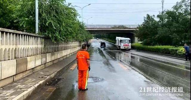 太痛心！北京暴雨2人被困遇难 救援视频曝光 现场水痕线最深近2米