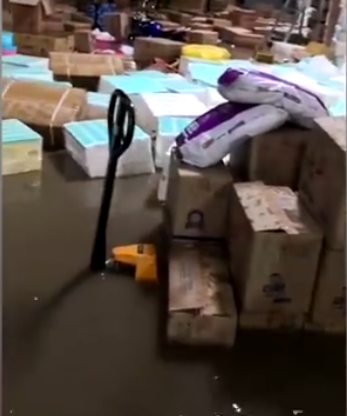 天灾无情人有情！湖北暴雨后上万件包裹被淹 损失逾百万：市民用水盆帮抢货