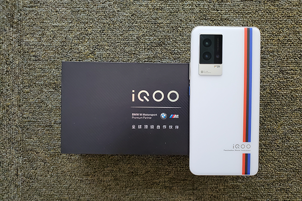 iQOO 8传奇版上手体验：外观时尚具有超高颜值 微云台主摄令拍照效果瞬间拉满