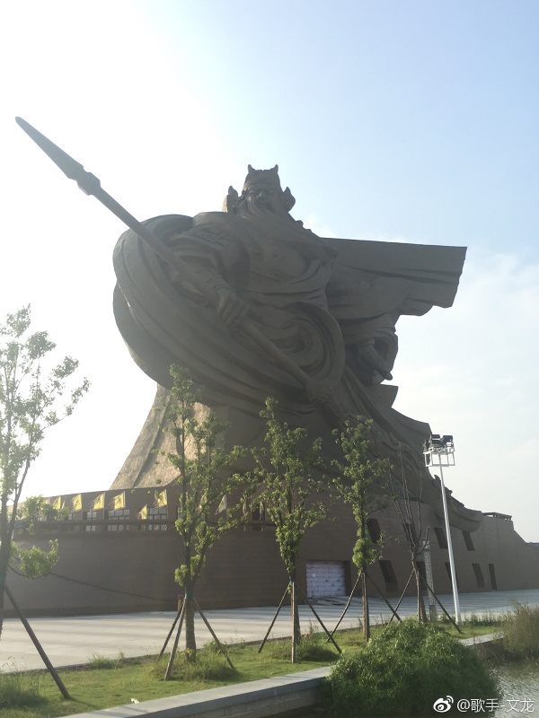 荆州巨型关公雕像开始拆除：头部已卸下 曾被通报破坏古城风貌
