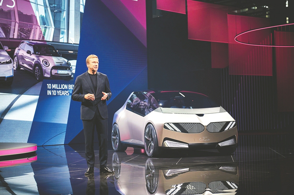 BMW i 循环概念车全球首发 宝马集团勾勒未来可持续豪华出行新蓝图