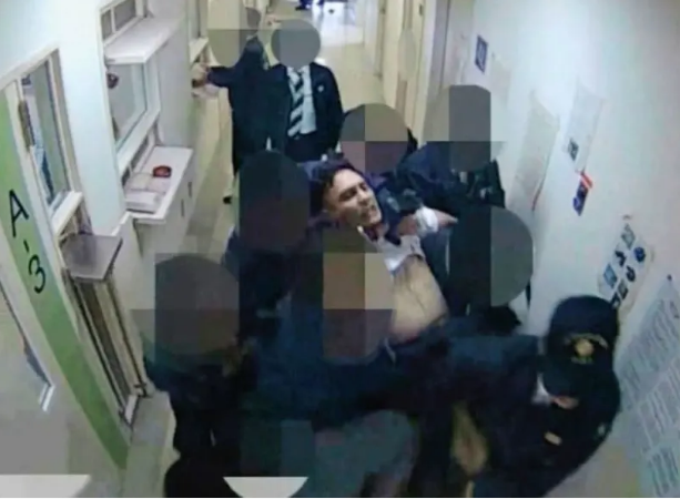 “可视为拷打”！日本入国管理局4年前虐待秘鲁男子监控录像公开，男子律师团谴责！