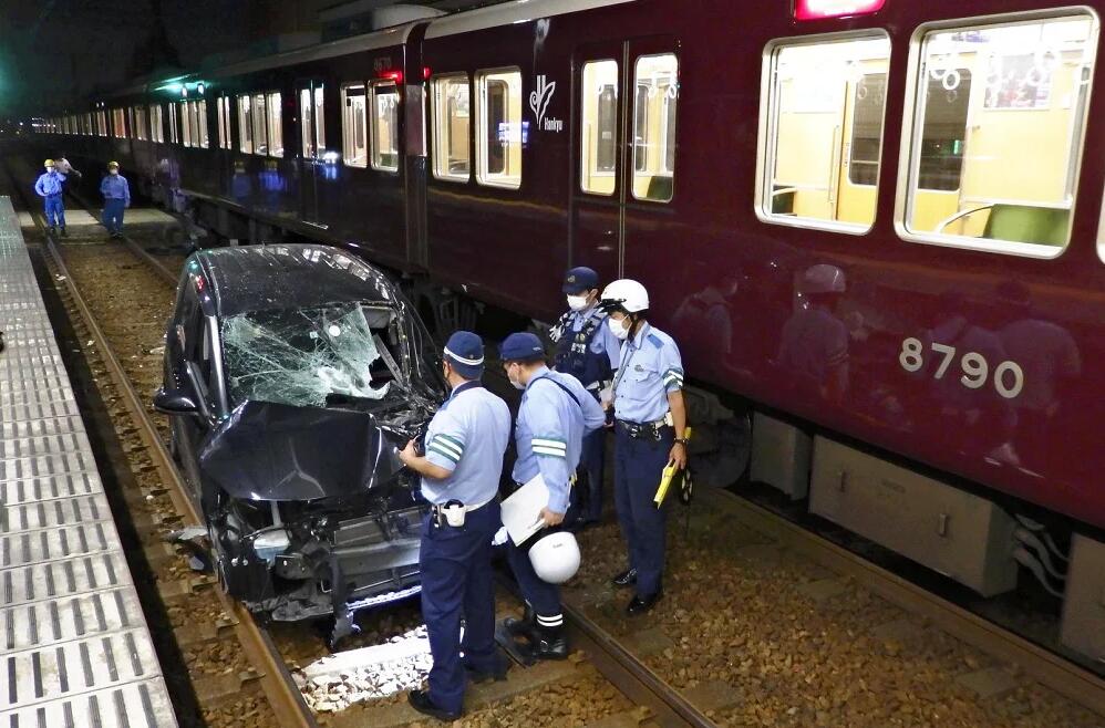 日本突发列车撞击汽车事故：101趟次列车停运，2.2万人次出行受影响