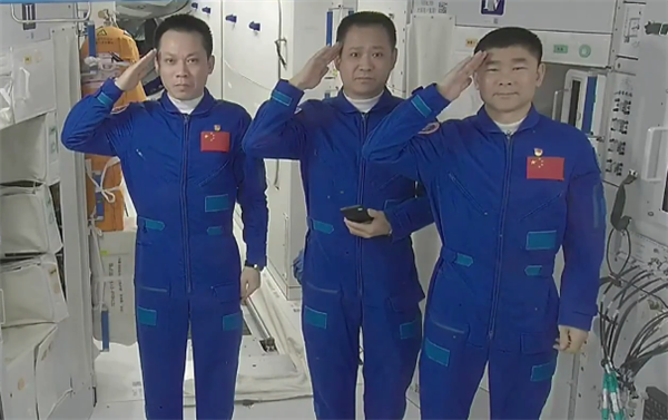 3名航天员离开空间站前敬礼致谢：离地90天圆满完成任务