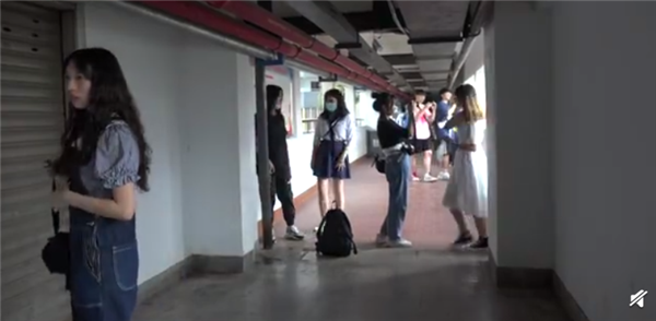 重庆一座24层楼没电梯 外卖员心态崩了：曾在楼里迷路